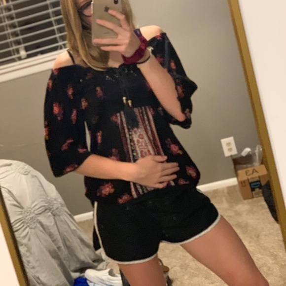 Off the shoulder blouse - Picture 2 of 4